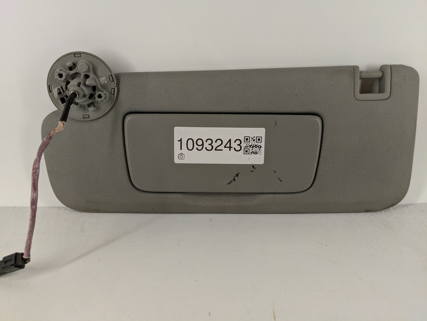 2020-2022 Chevrolet Equinox Sun Visor Shade Replacement Driver Left Mirror Fits Fits 2020 2021 2022 OEM Used Auto Parts - Oe