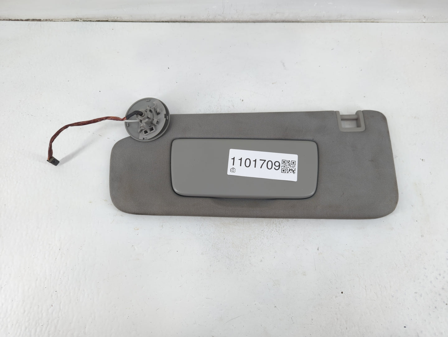 2020-2022 Chevrolet Equinox Sun Visor Shade Replacement Passenger Right Mirror Fits Fits 2020 2021 2022 OEM Used Auto Parts 