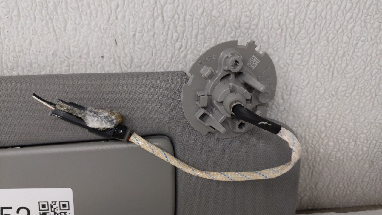 2018-2019 Chevrolet Equinox Sun Visor Shade Replacement Passenger Right Mirror Fits Fits 2018 2019 OEM Used Auto Parts - Oem