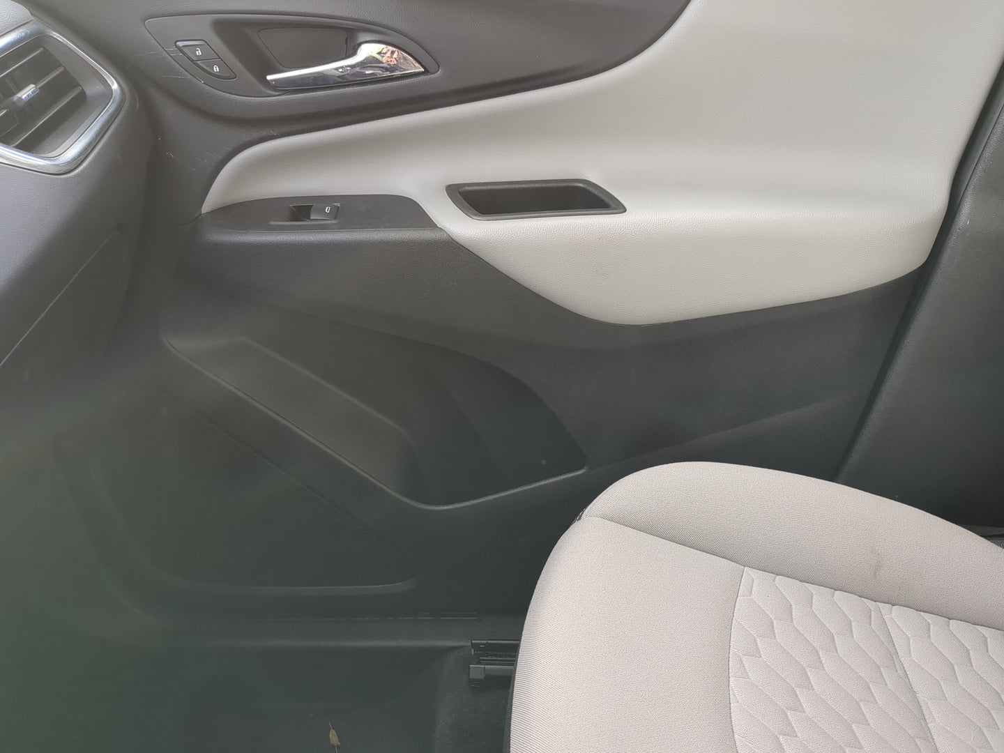 2020 Chevrolet Equinox Front Right Passenger Interior Door Panel Trim - Oemusedautoparts1.com