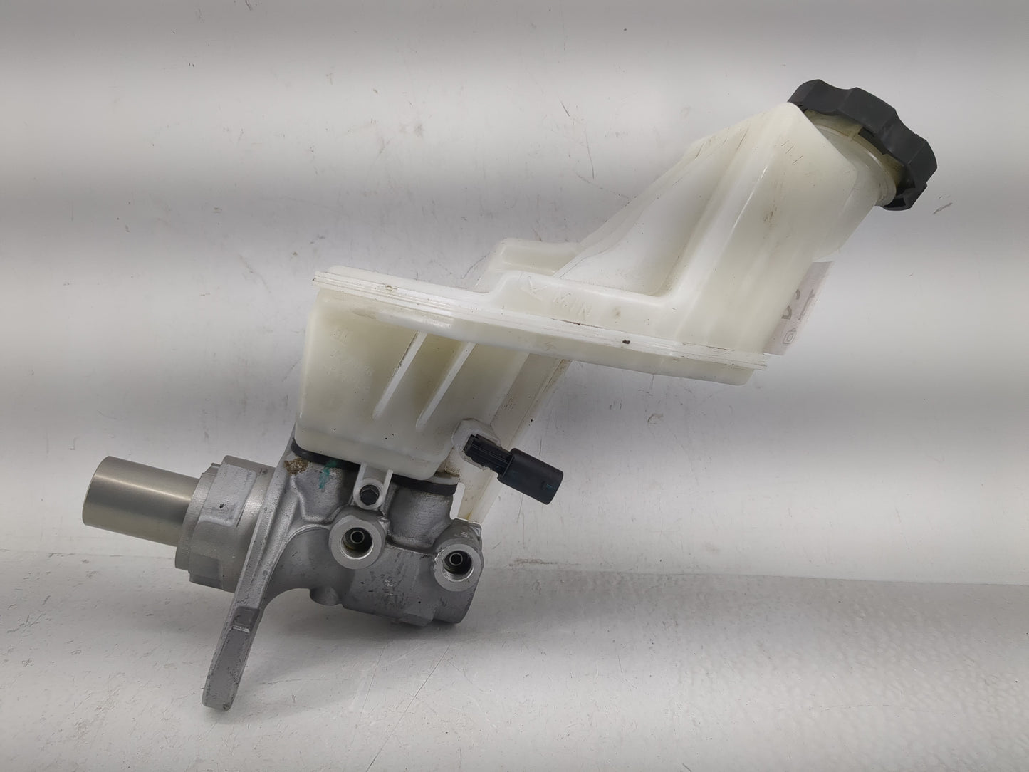 2018-2022 Chevrolet Equinox Brake Master Cylinder 1220634 - Oemusedautoparts1.com