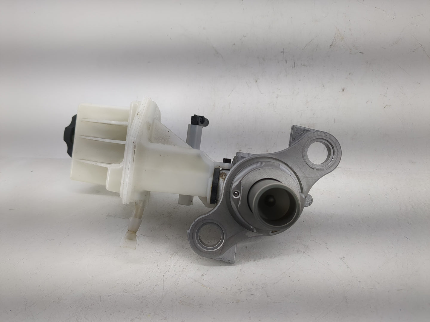 2018-2022 Chevrolet Equinox Brake Master Cylinder 1220634 - Oemusedautoparts1.com