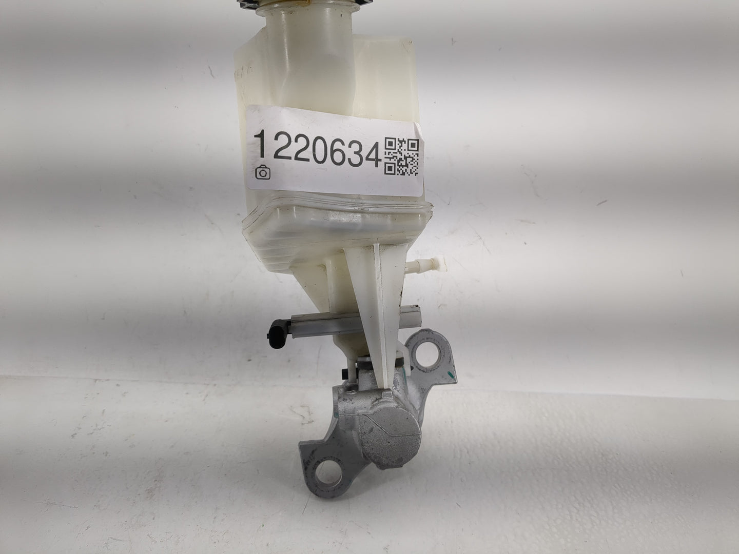 2018-2022 Chevrolet Equinox Brake Master Cylinder 1220634 - Oemusedautoparts1.com