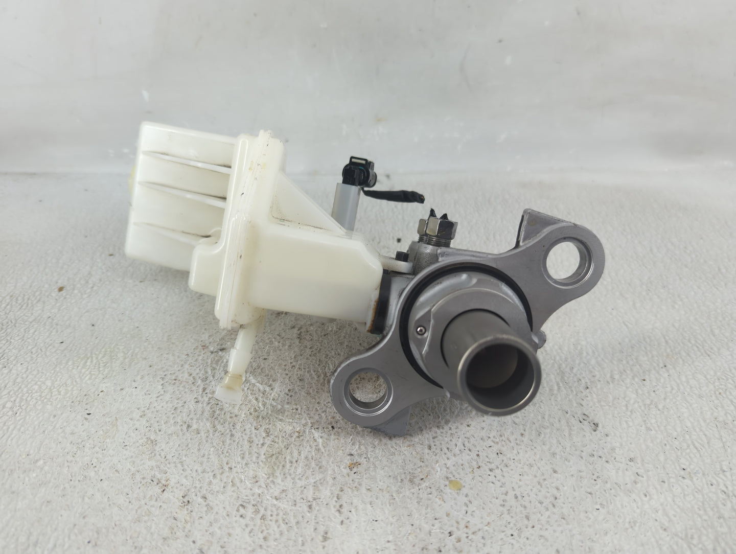 2018-2022 Chevrolet Equinox Brake Master Cylinder 1220743 - Oemusedautoparts1.com