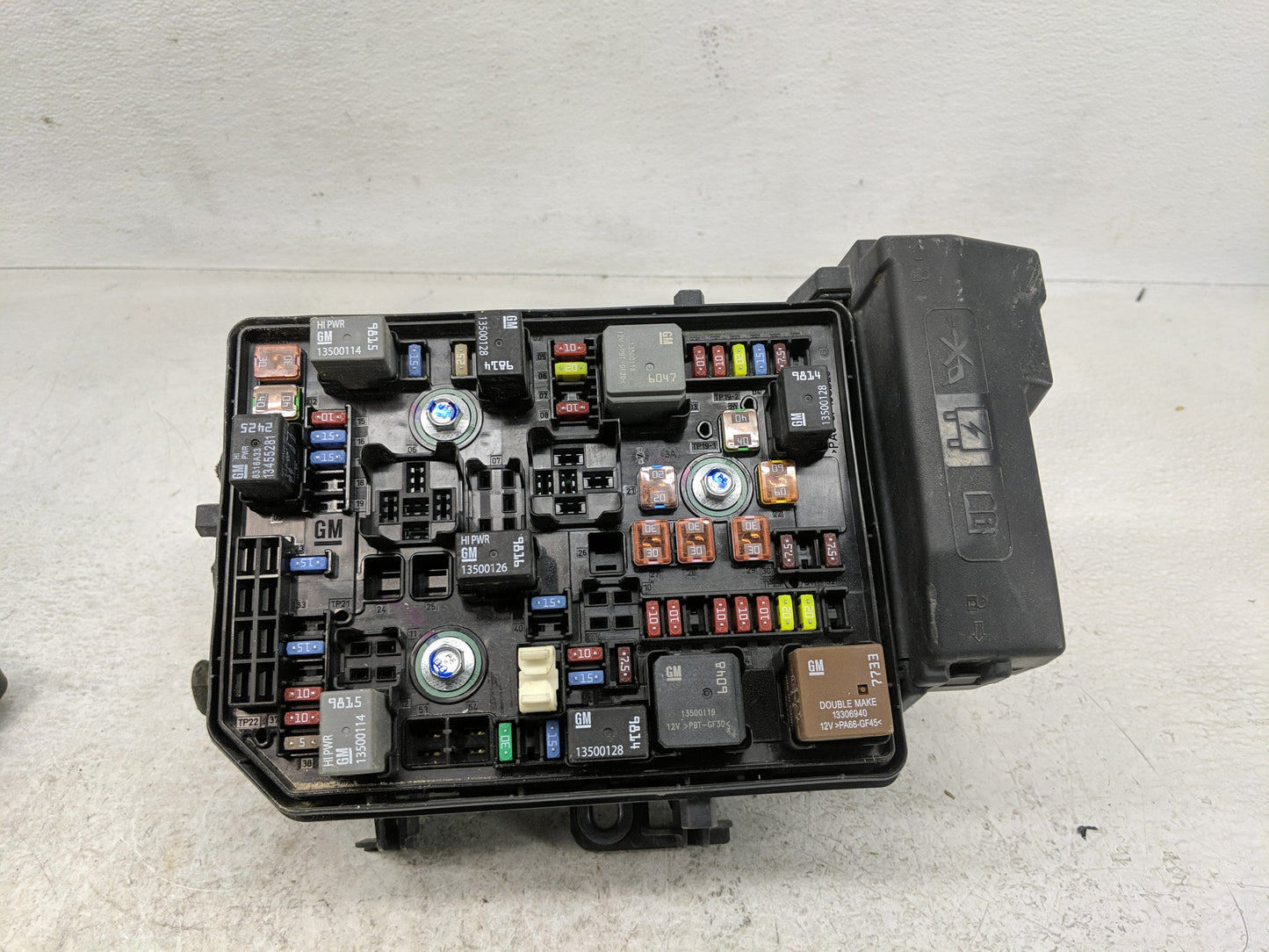 2018-2022 Chevrolet Equinox Fusebox Fuse Box Panel Relay Module P/N:84300718 07120222817 Fits Fits 2018 2019 2020 2021 2022 