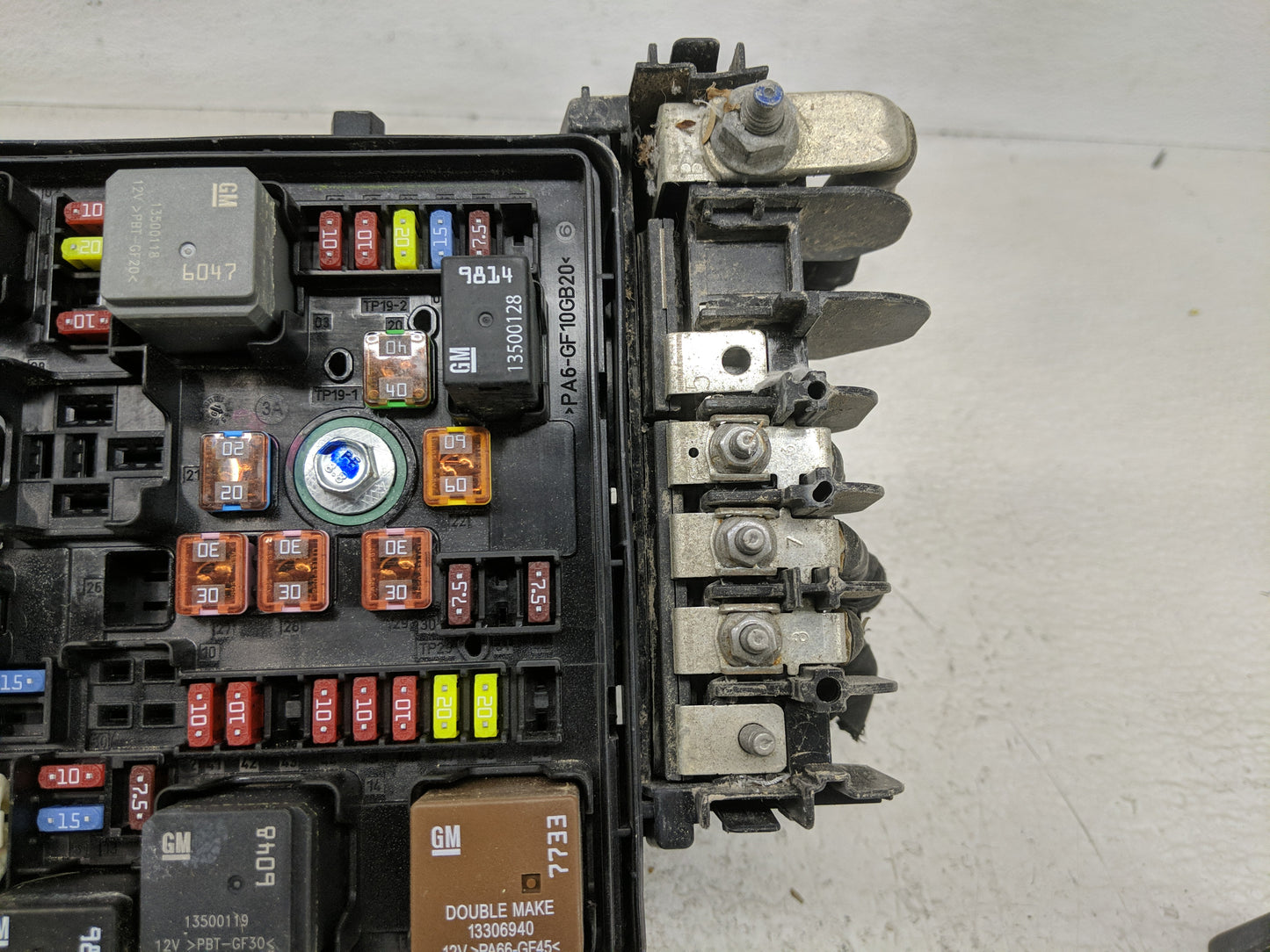 2018-2022 Chevrolet Equinox Fusebox Fuse Box Panel Relay Module P/N:84300718 07120222817 Fits Fits 2018 2019 2020 2021 2022 