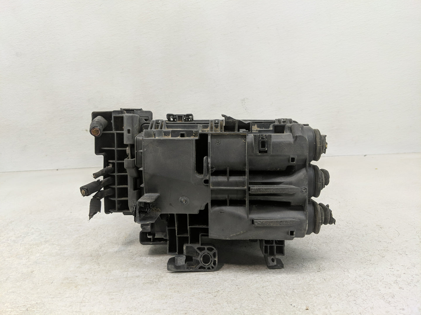 2018-2022 Chevrolet Equinox Fusebox Fuse Box Panel Relay Module P/N:84300718 07120222817 Fits Fits 2018 2019 2020 2021 2022 