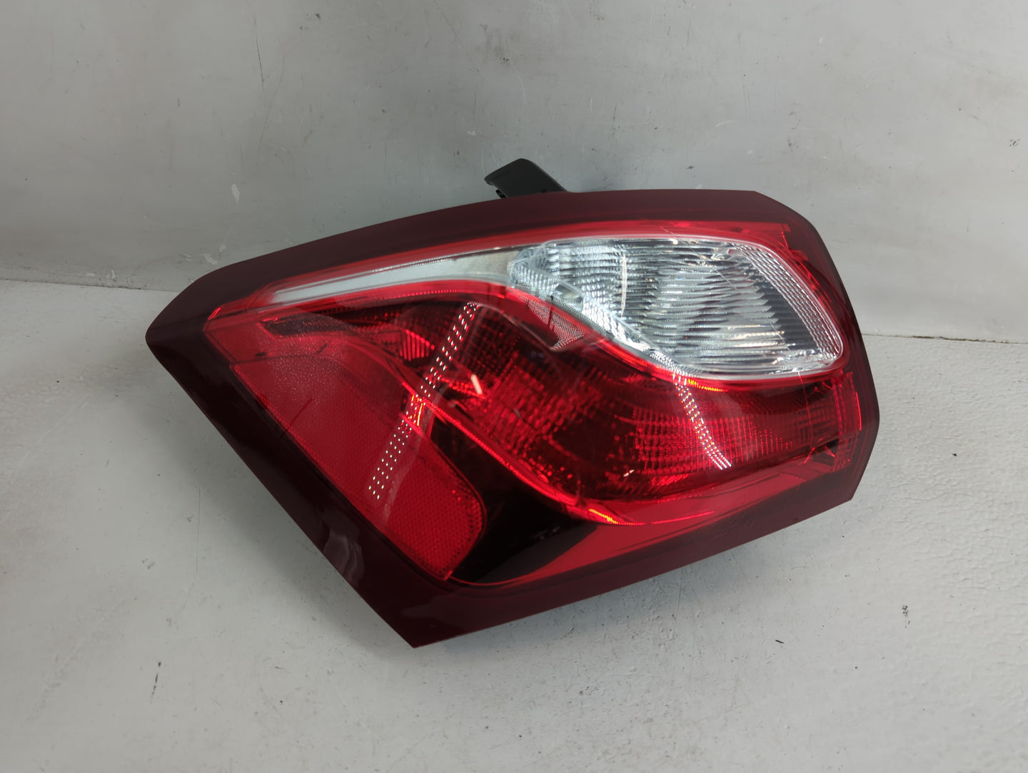 2020-2021 Chevrolet Equinox Tail Light Assembly Driver Left OEM P/N:84769835 LH 84769835 Fits Fits 2020 2021 OEM Used Auto P