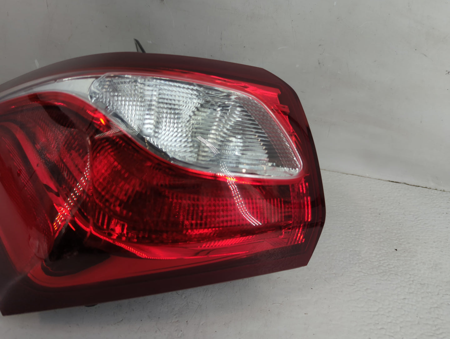 2020-2021 Chevrolet Equinox Tail Light Assembly Driver Left OEM P/N:84769835 LH 84769835 Fits Fits 2020 2021 OEM Used Auto P