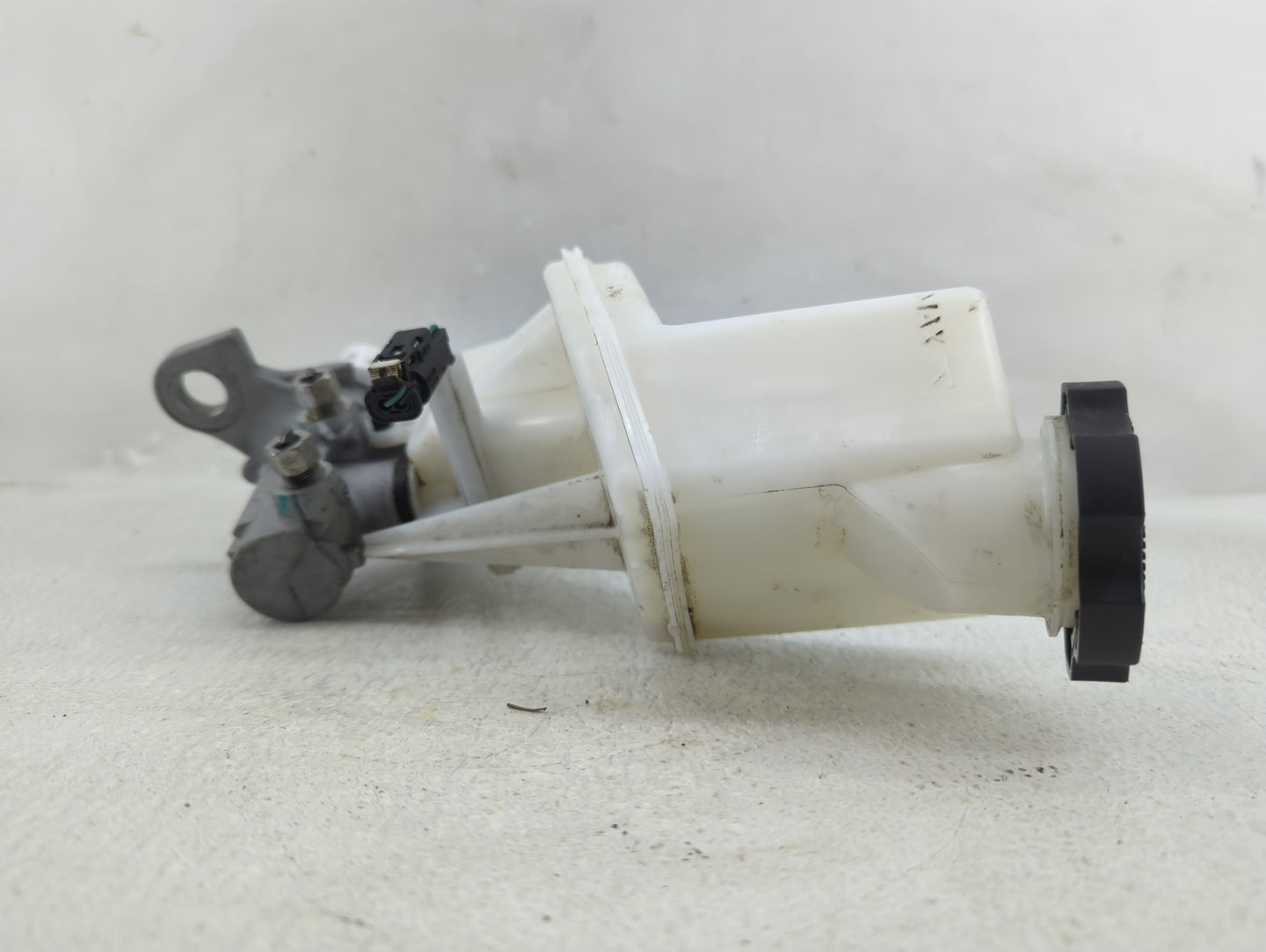 2018-2022 Chevrolet Equinox Brake Master Cylinder 1290546 - Oemusedautoparts1.com