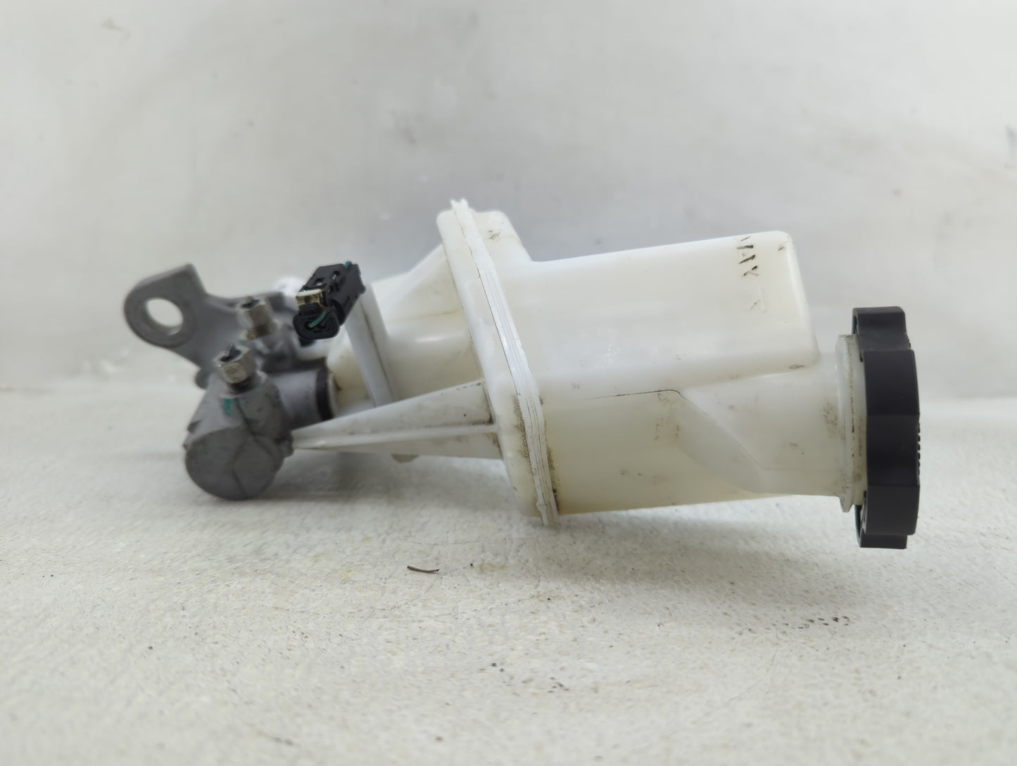 2018-2022 Chevrolet Equinox Brake Master Cylinder 1290546 - Oemusedautoparts1.com