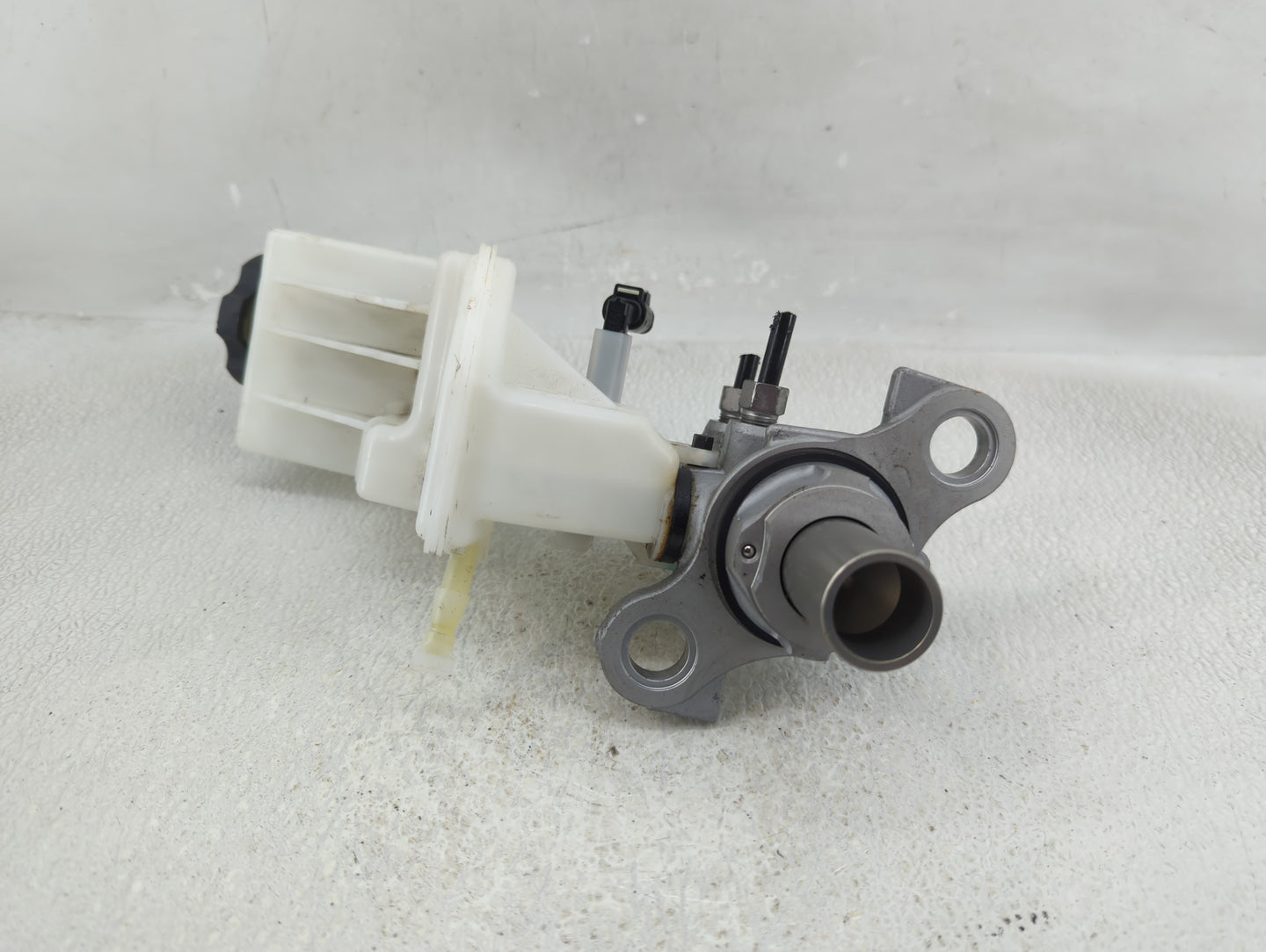 2018-2022 Chevrolet Equinox Brake Master Cylinder 1290556 - Oemusedautoparts1.com