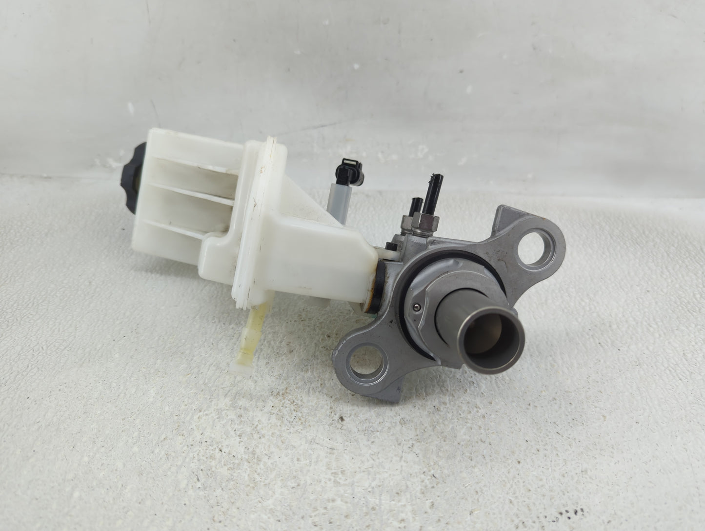 2018-2022 Chevrolet Equinox Brake Master Cylinder 1290556 - Oemusedautoparts1.com
