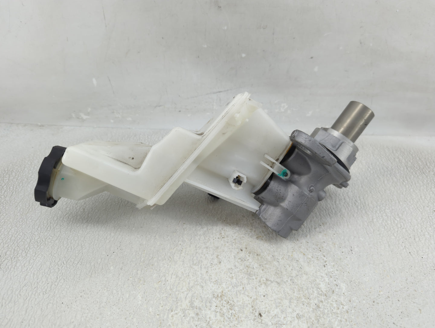 2018-2022 Chevrolet Equinox Brake Master Cylinder 1290556 - Oemusedautoparts1.com