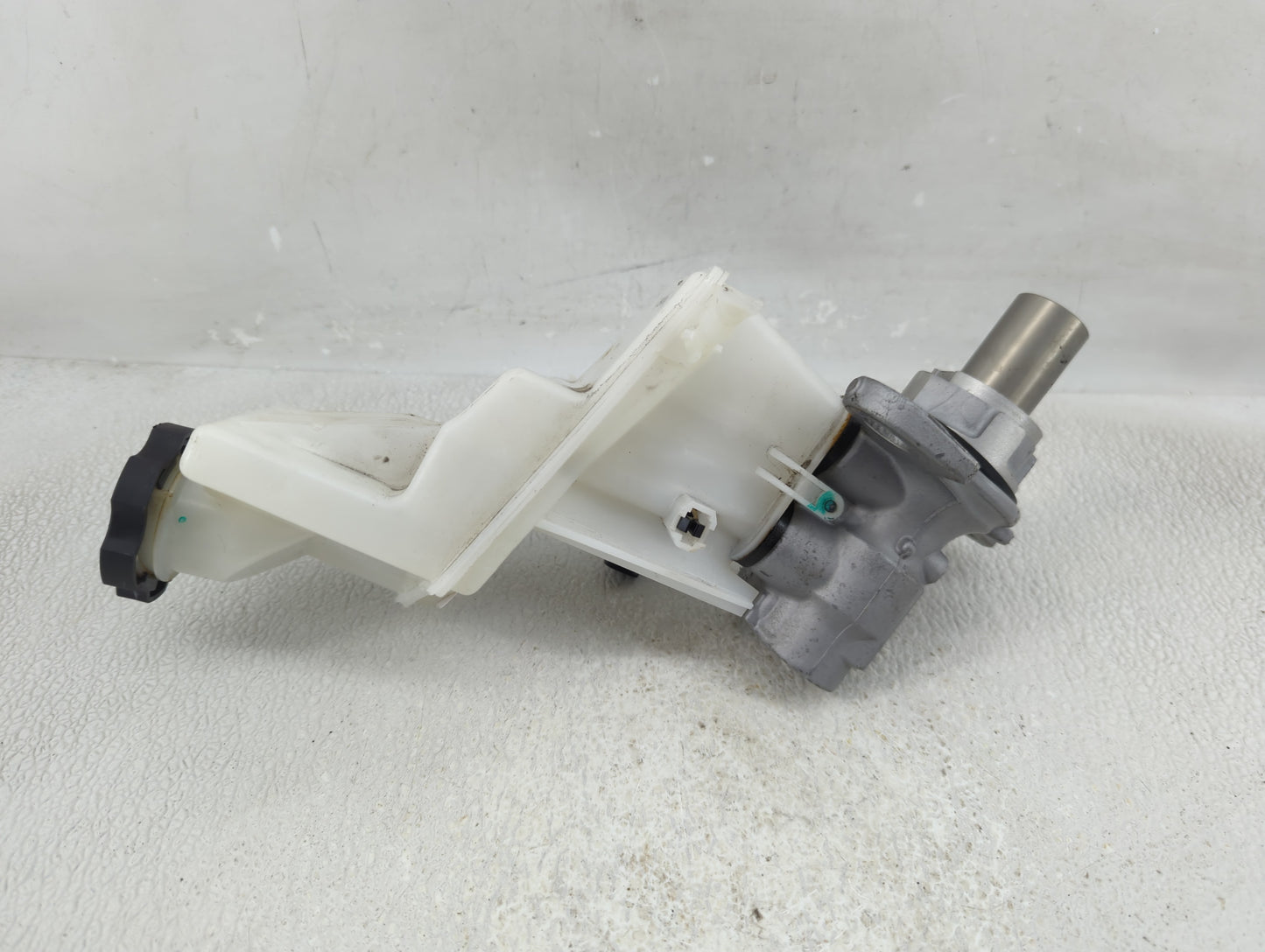 2018-2022 Chevrolet Equinox Brake Master Cylinder 1290556 - Oemusedautoparts1.com
