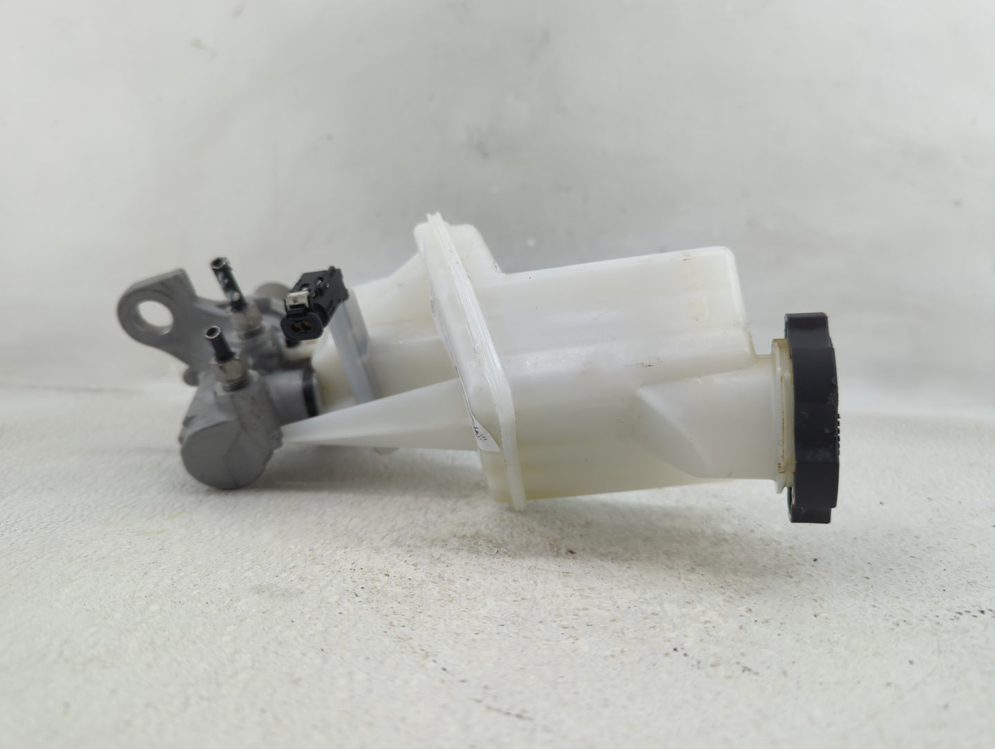 2018-2022 Chevrolet Equinox Brake Master Cylinder 1290556 - Oemusedautoparts1.com