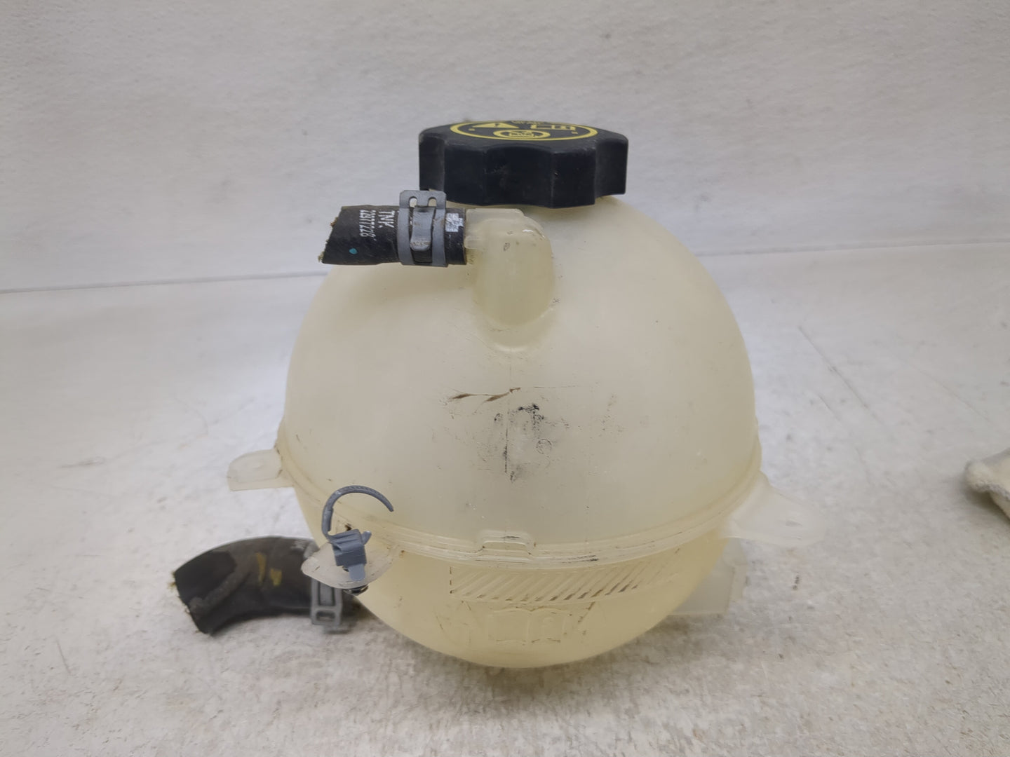 2018 Chevrolet Equinox Radiator Coolant Overflow Expansion Tank Bottle 1313160 - Oemusedautoparts1.com