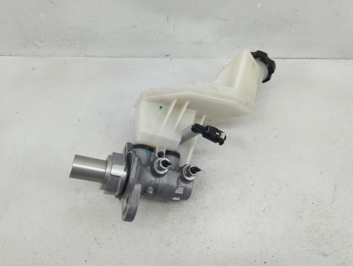 2018-2022 Chevrolet Equinox Brake Master Cylinder 1377036 - Oemusedautoparts1.com
