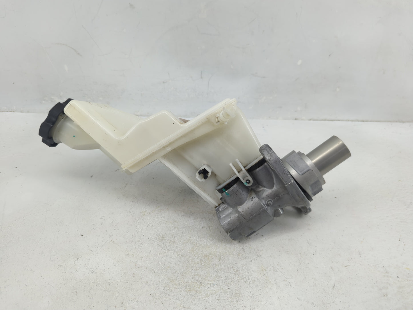 2018-2022 Chevrolet Equinox Brake Master Cylinder 1377036 - Oemusedautoparts1.com