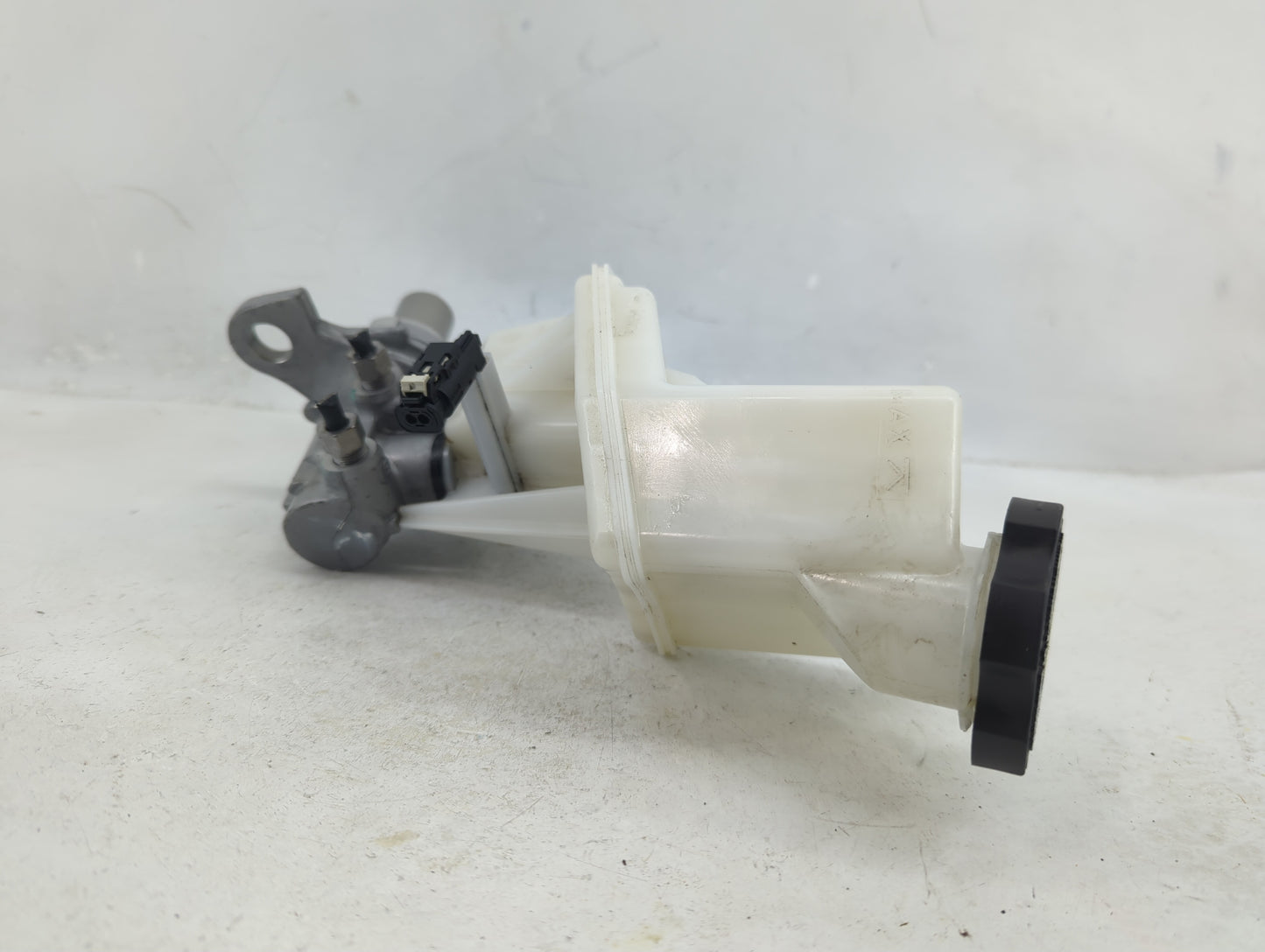 2018-2022 Chevrolet Equinox Brake Master Cylinder 1377036 - Oemusedautoparts1.com