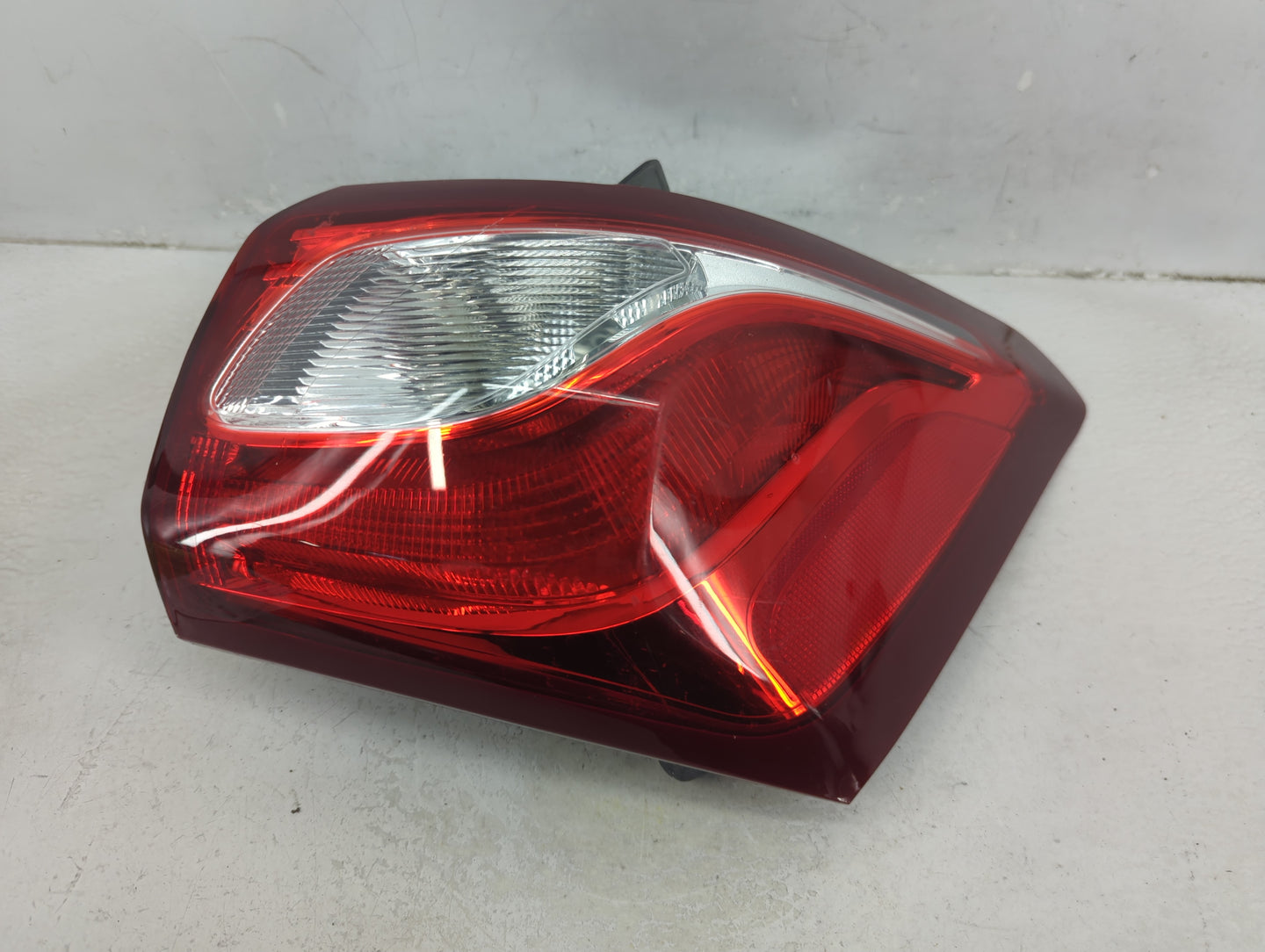 2018-2021 Chevrolet Equinox Tail Light Assembly Passenger Right OEM P/N:812744860 84769836 Fits Fits 2018 2019 2020 2021 OEM