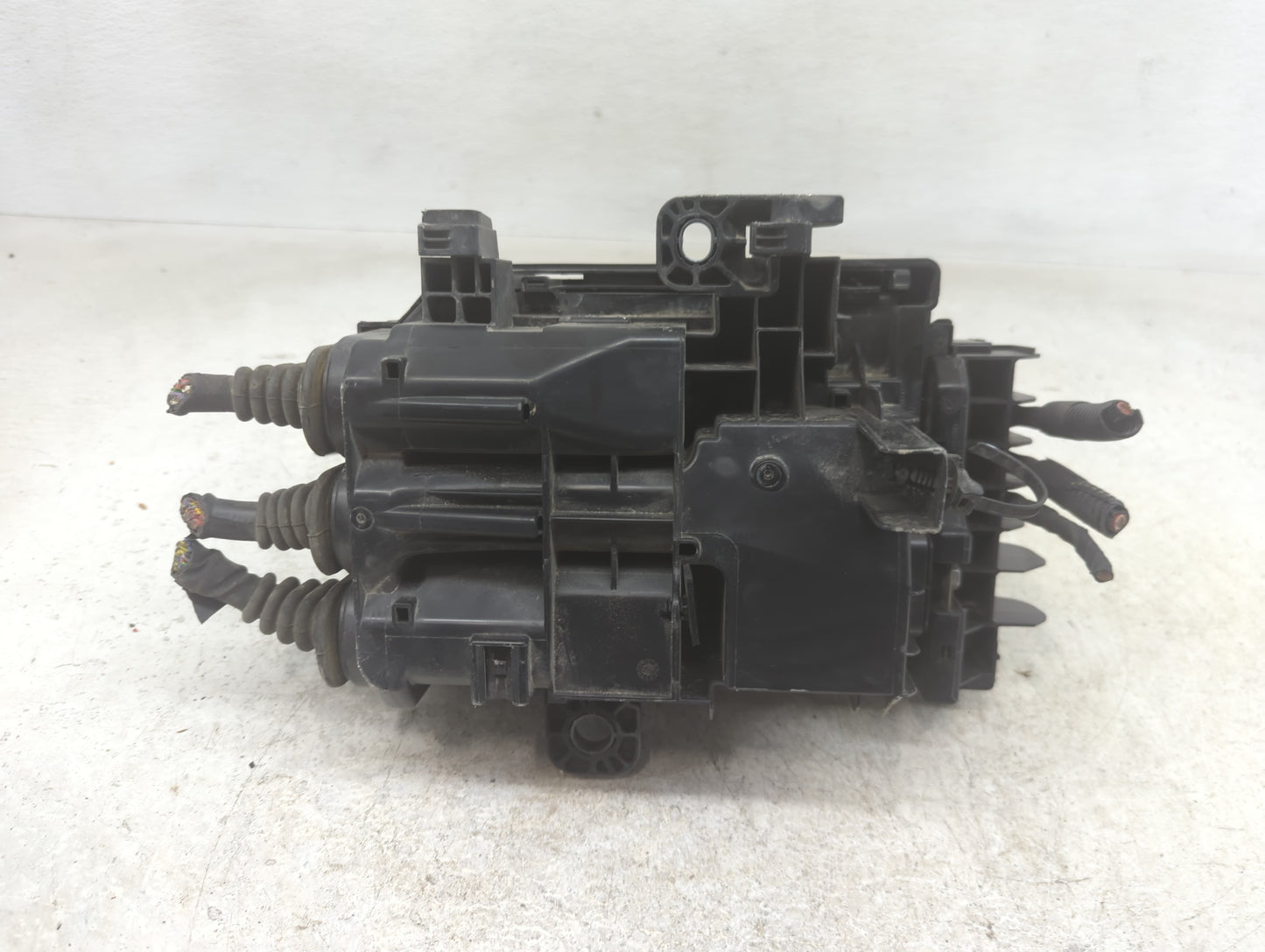 2018-2022 Chevrolet Equinox Fusebox Fuse Box Panel Relay Module P/N:84380476 Fits Fits 2018 2019 2020 2021 2022 OEM Used Aut