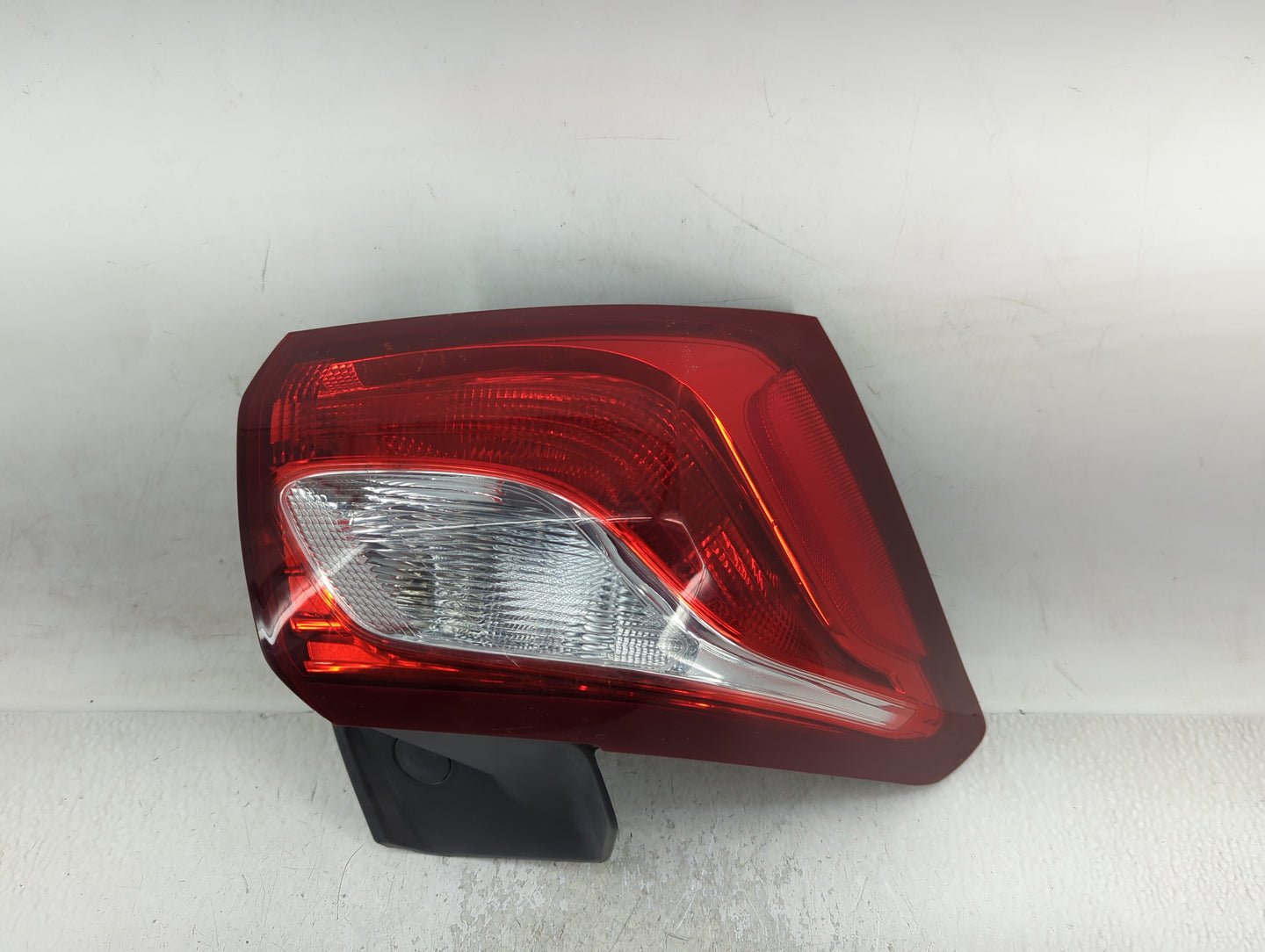2018-2019 Chevrolet Equinox Driver Left Side Deck Lid Mounted Tail Light - Oemusedautoparts1.com