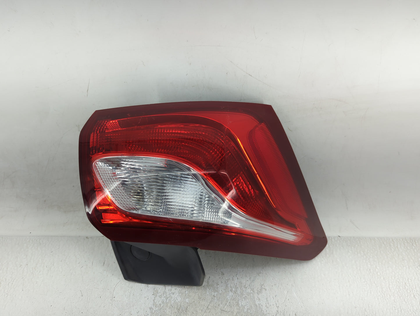 2018-2019 Chevrolet Equinox Driver Left Side Deck Lid Mounted Tail Light - Oemusedautoparts1.com