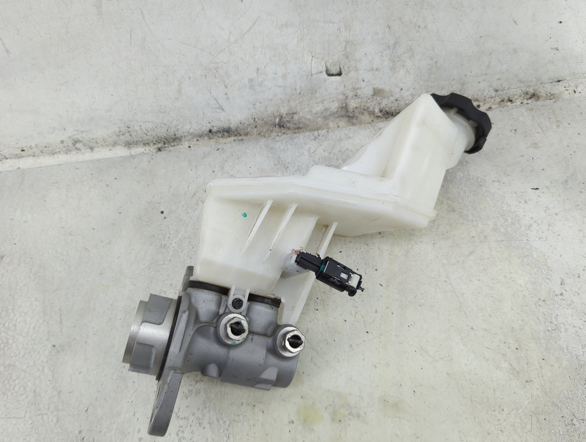 2018-2022 Chevrolet Equinox Brake Master Cylinder 1492393 - Oemusedautoparts1.com