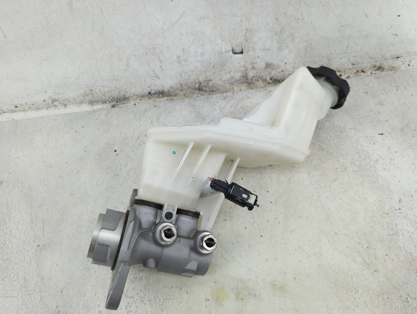 2018-2022 Chevrolet Equinox Brake Master Cylinder 1492393 - Oemusedautoparts1.com