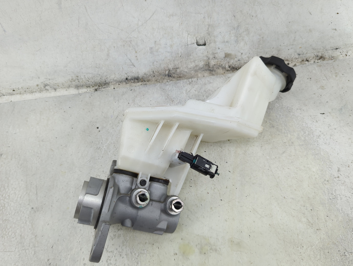 2018-2022 Chevrolet Equinox Brake Master Cylinder 1492393 - Oemusedautoparts1.com