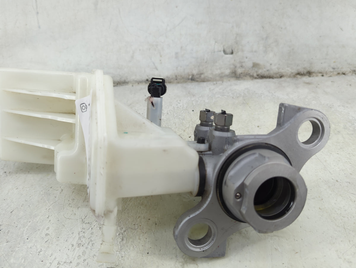 2018-2022 Chevrolet Equinox Brake Master Cylinder 1492393 - Oemusedautoparts1.com
