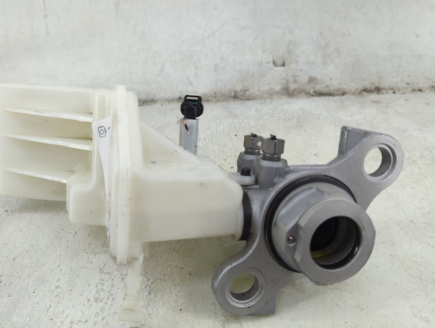 2018-2022 Chevrolet Equinox Brake Master Cylinder 1492393 - Oemusedautoparts1.com