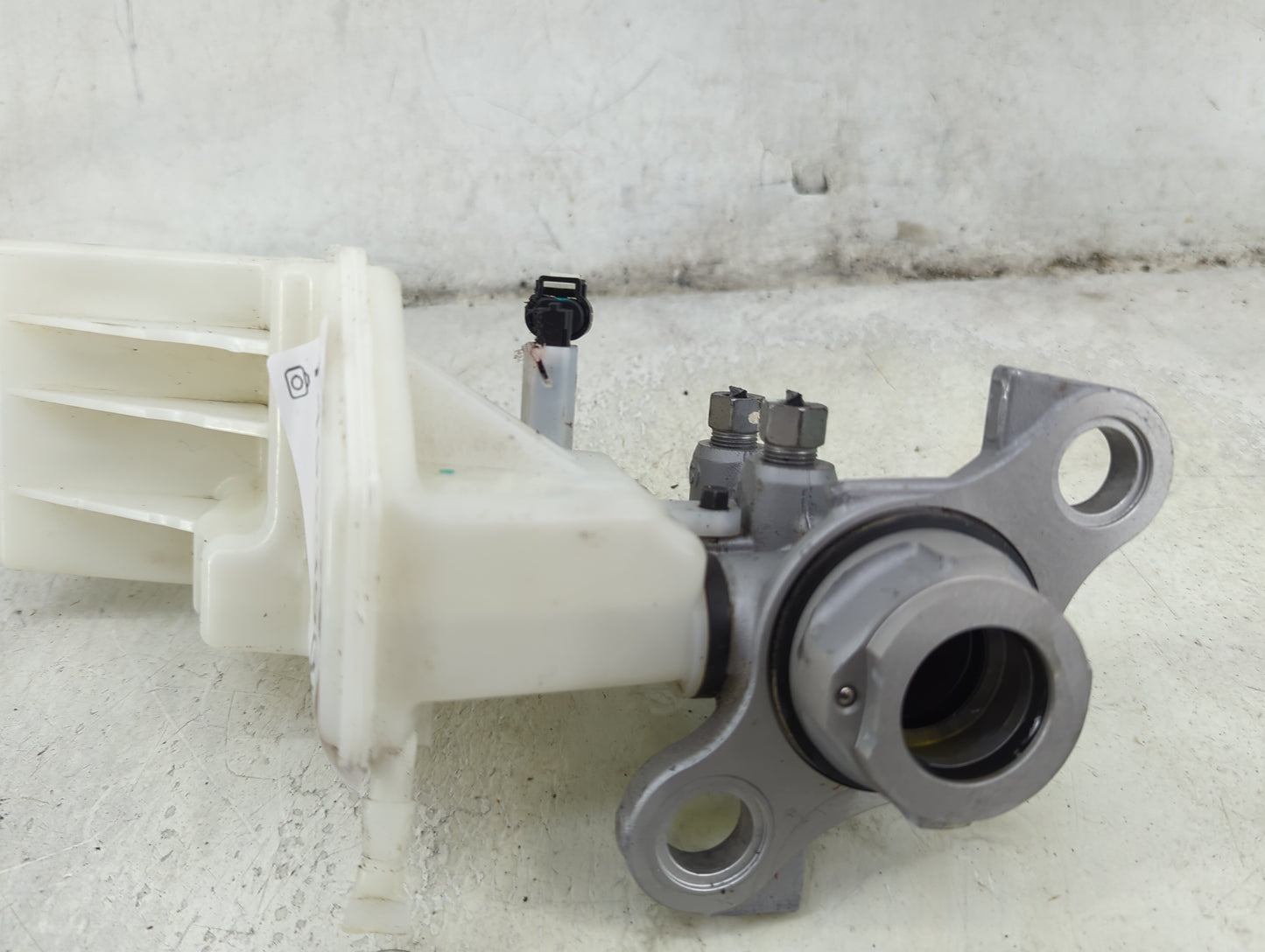 2018-2022 Chevrolet Equinox Brake Master Cylinder 1492393 - Oemusedautoparts1.com