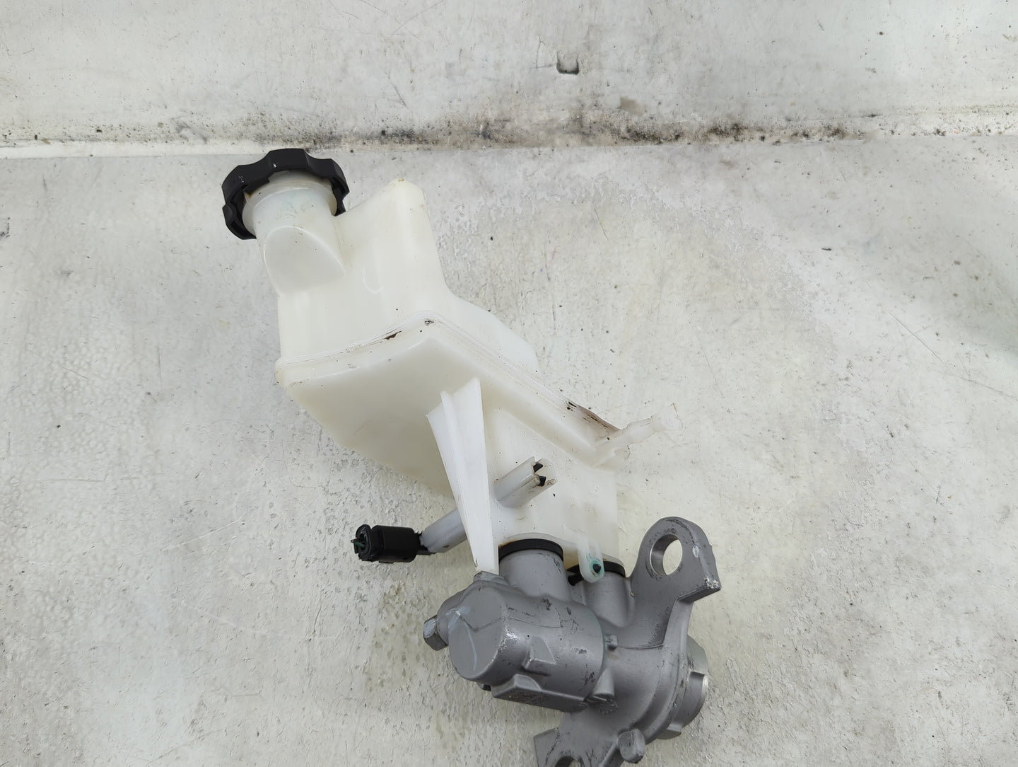 2018-2022 Chevrolet Equinox Brake Master Cylinder 1492393 - Oemusedautoparts1.com