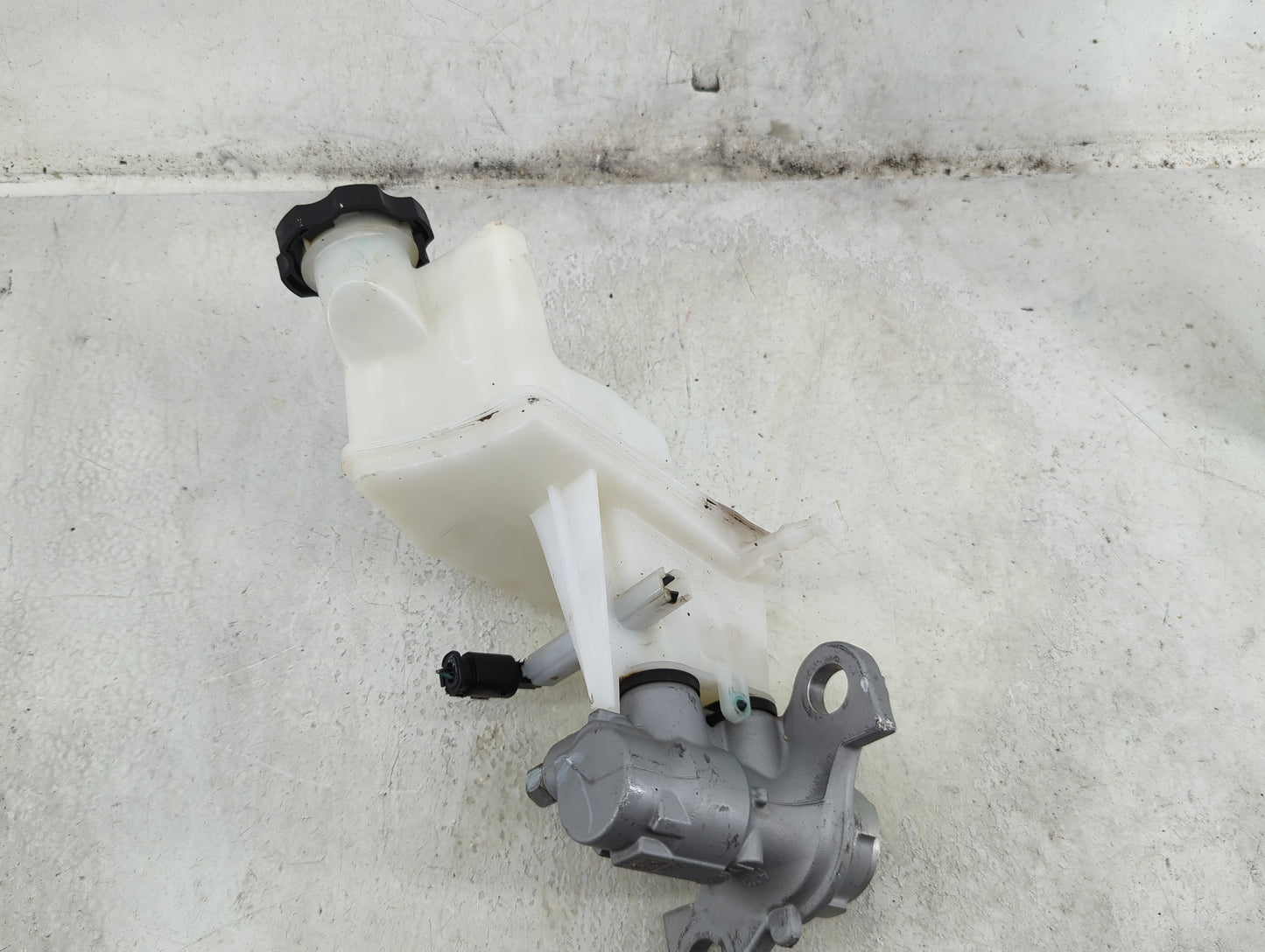 2018-2022 Chevrolet Equinox Brake Master Cylinder 1492393 - Oemusedautoparts1.com