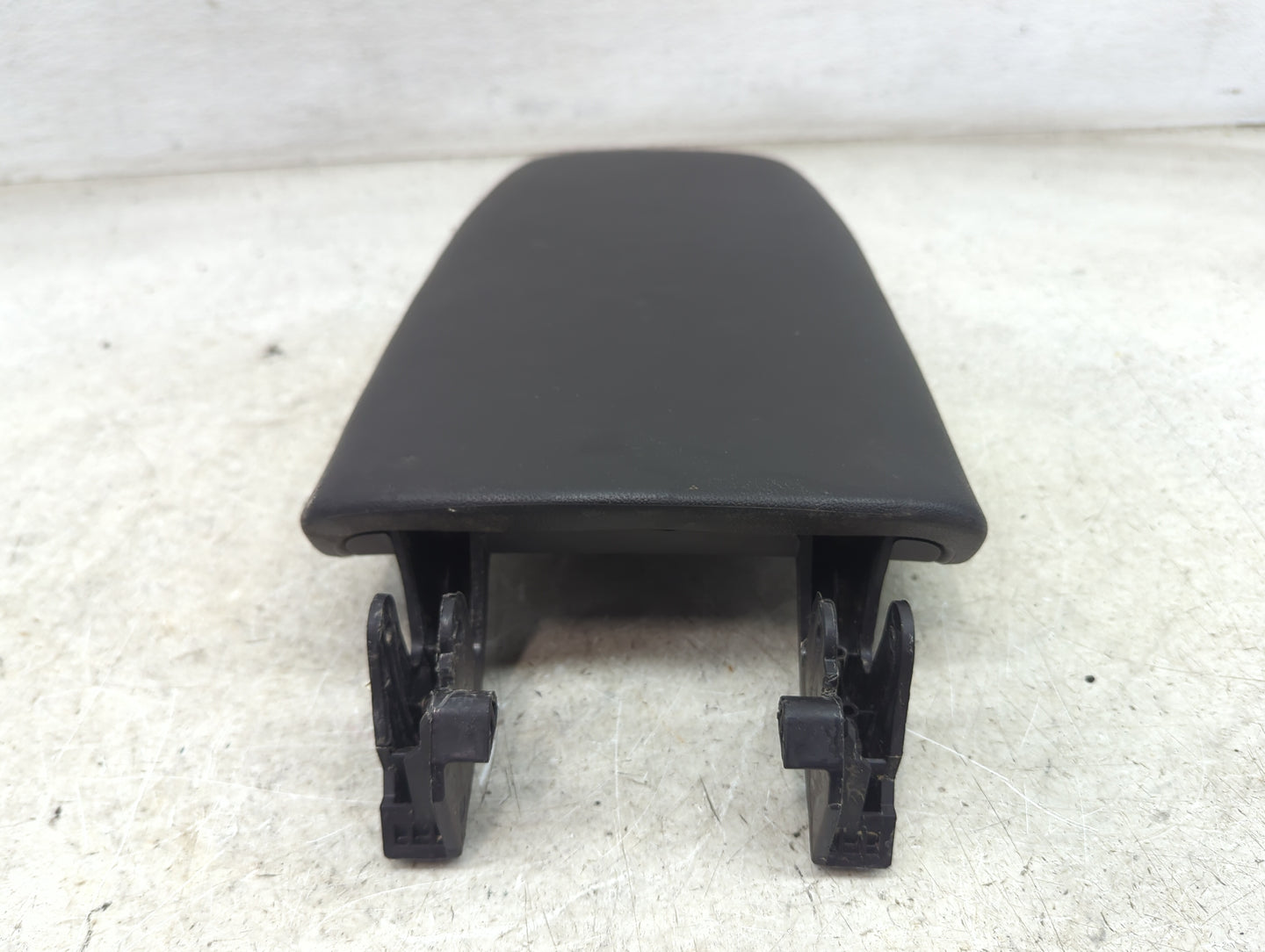 2018-2022 Chevrolet Equinox Center Console Armrest Cover Lid P/N:0920PE0 DN19154 Fits Fits 2018 2019 2020 2021 2022 OEM Used