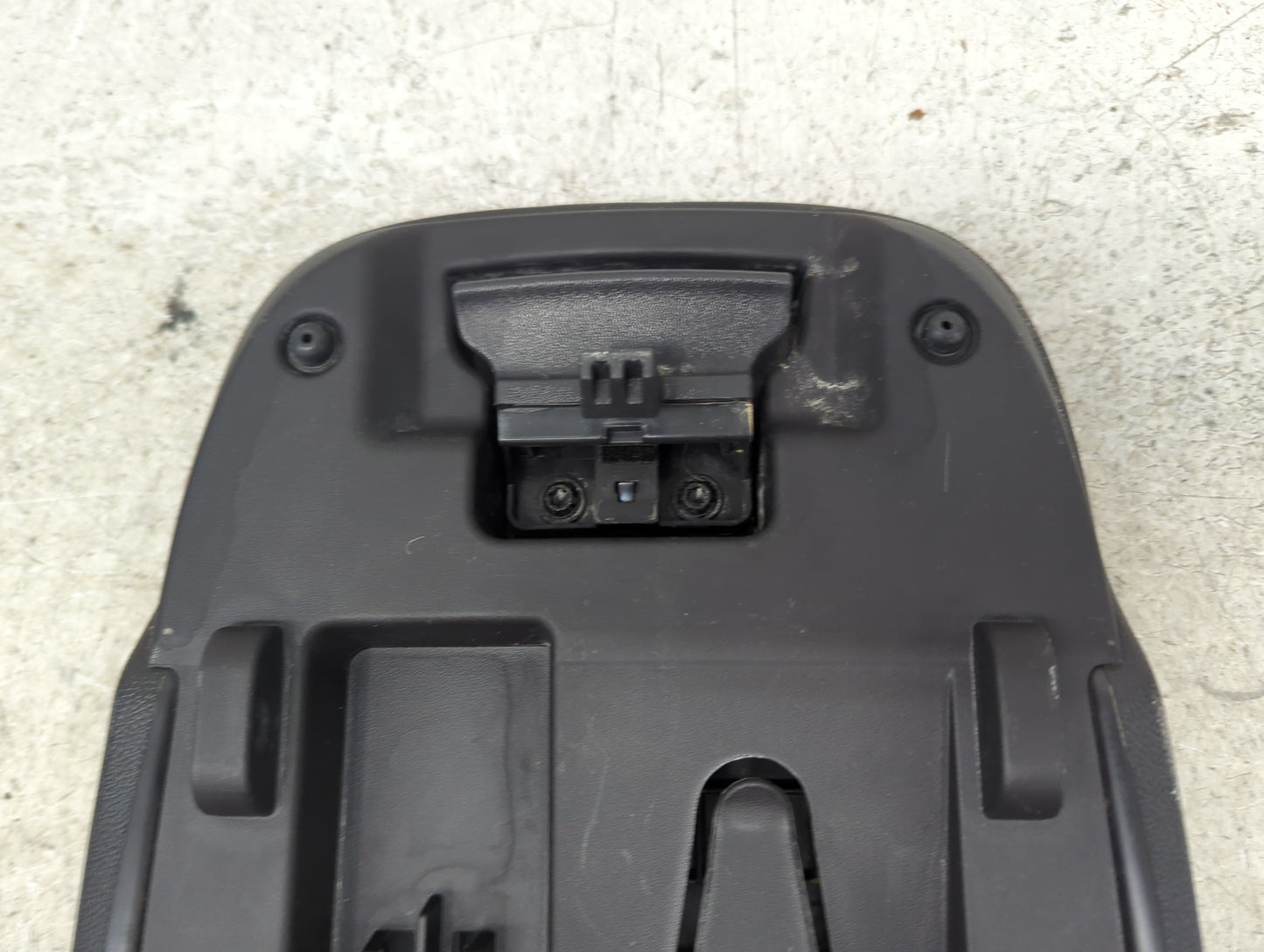 2018-2022 Chevrolet Equinox Center Console Armrest Cover Lid P/N:0920PE0 DN19154 Fits Fits 2018 2019 2020 2021 2022 OEM Used