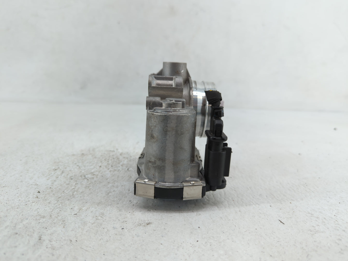 2018-2019 Chevrolet Equinox Throttle Body P/N:12671379AA Fits Fits 2016 2017 2018 2019 OEM Used Auto Parts - Oemusedautopart