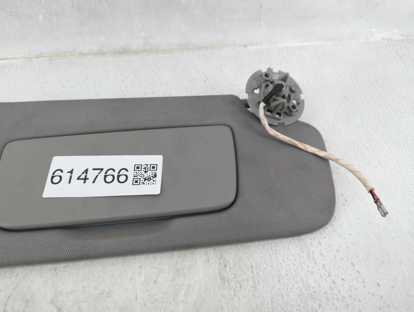 2020-2022 Chevrolet Equinox Sun Visor Shade Replacement Passenger Right Mirror Fits Fits 2020 2021 2022 OEM Used Auto Parts 