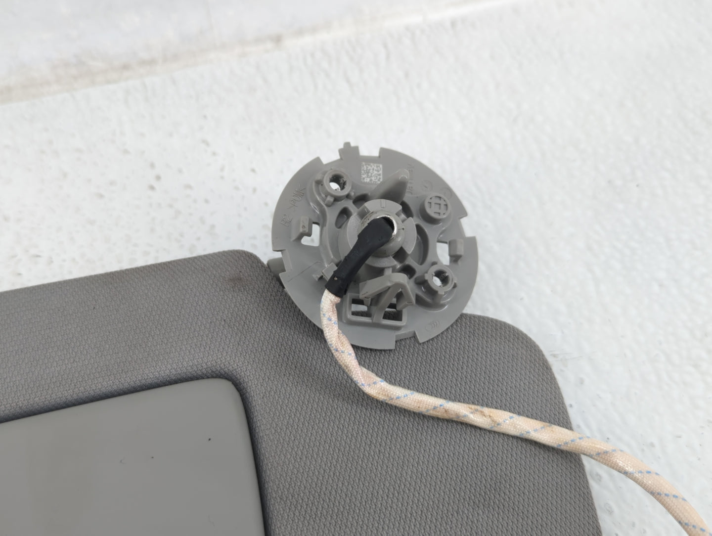 2020-2022 Chevrolet Equinox Sun Visor Shade Replacement Passenger Right Mirror Fits Fits 2020 2021 2022 OEM Used Auto Parts 