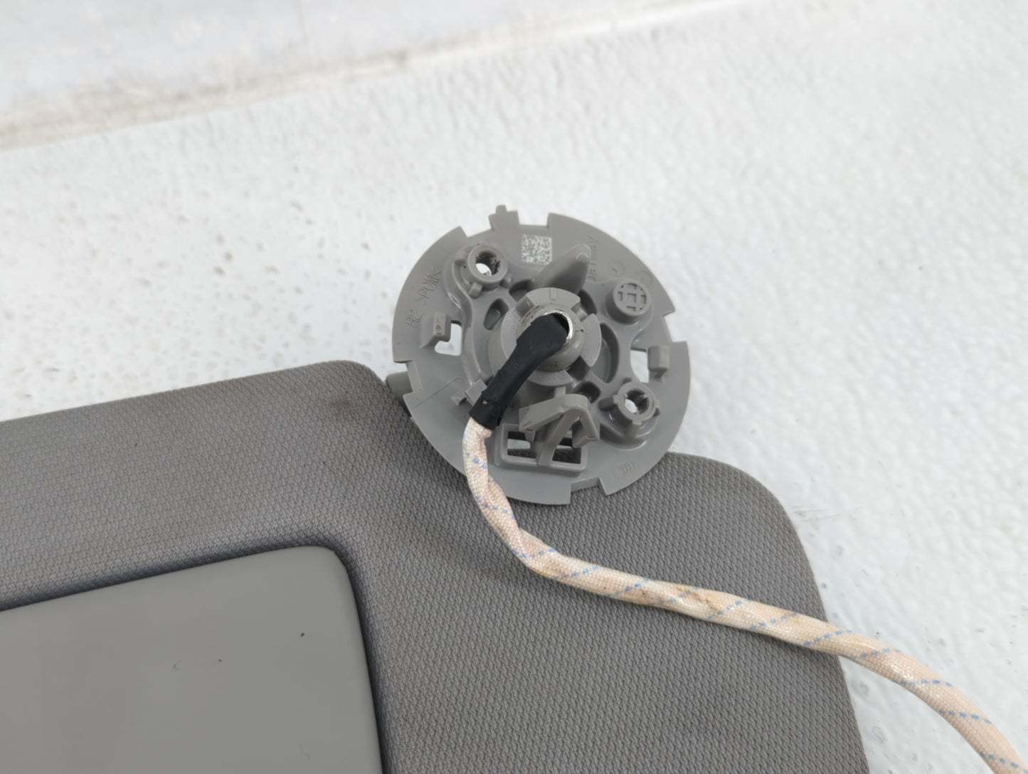 2020-2022 Chevrolet Equinox Sun Visor Shade Replacement Passenger Right Mirror Fits Fits 2020 2021 2022 OEM Used Auto Parts 