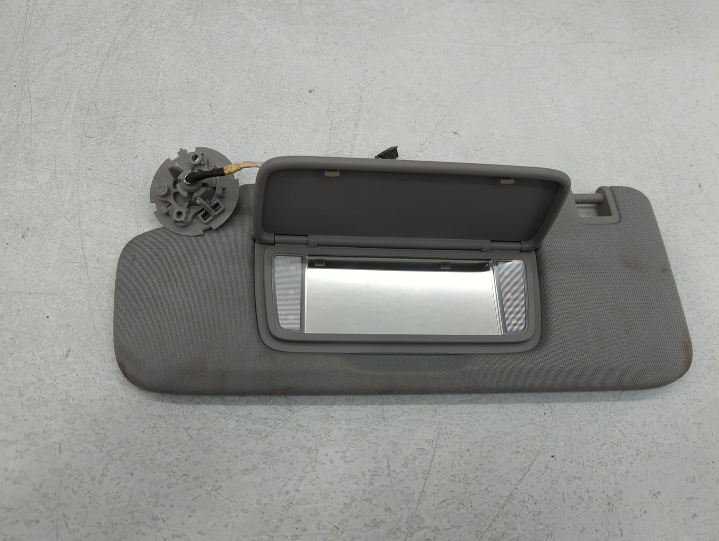 2020-2022 Chevrolet Equinox Sun Visor Shade Replacement Driver Left Mirror Fits Fits 2020 2021 2022 OEM Used Auto Parts - Oe