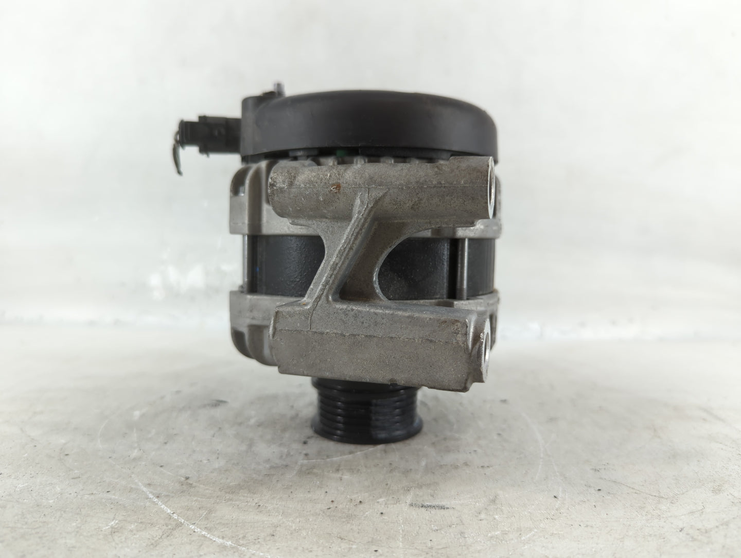2018-2020 Chevrolet Equinox Alternator Replacement Generator Charging Assembly Engine OEM P/N:0 126 312 193 13535007 Fits OE