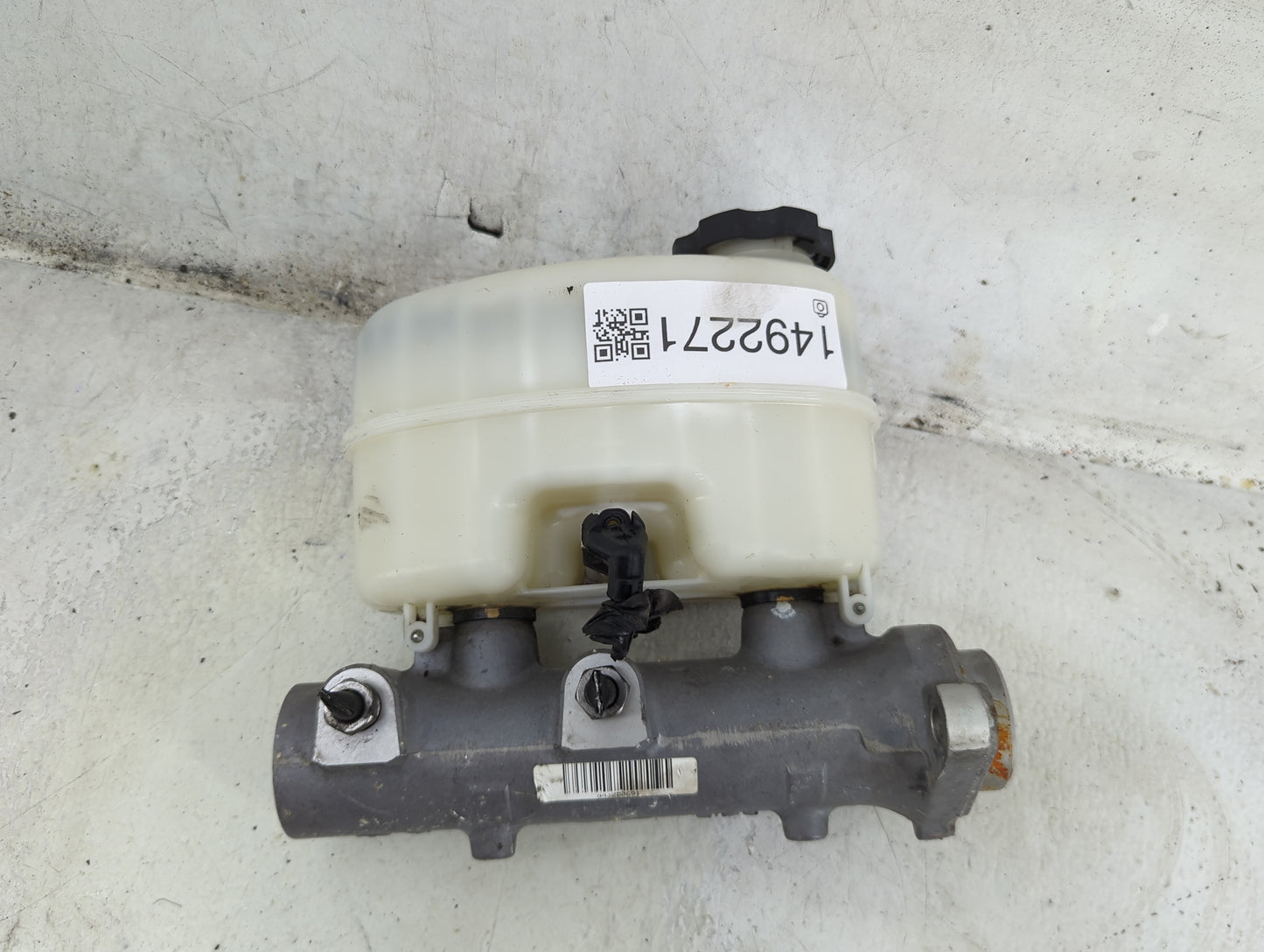 2019-2021 Chevrolet Express 2500 Brake Master Cylinder 1492271 - Oemusedautoparts1.com