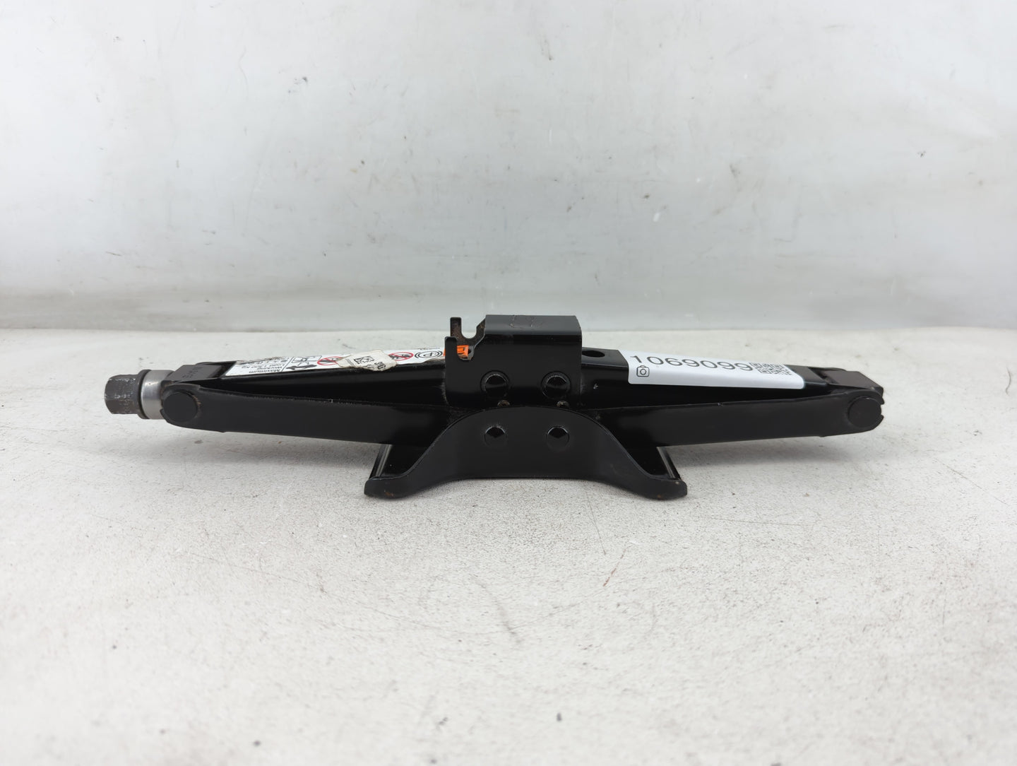 2020 Chevrolet Malibu Spare Scissor Car Jack - Oemusedautoparts1.com