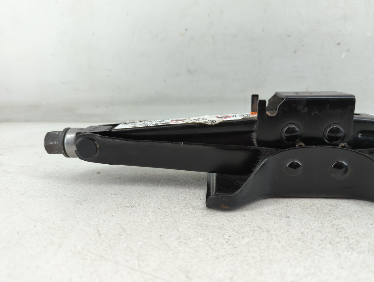 2020 Chevrolet Malibu Spare Scissor Car Jack 1069099 - Oemusedautoparts1.com