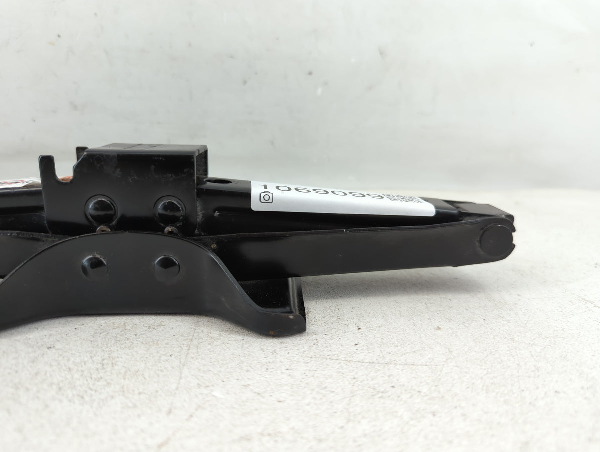 2020 Chevrolet Malibu Spare Scissor Car Jack 1069099 - Oemusedautoparts1.com