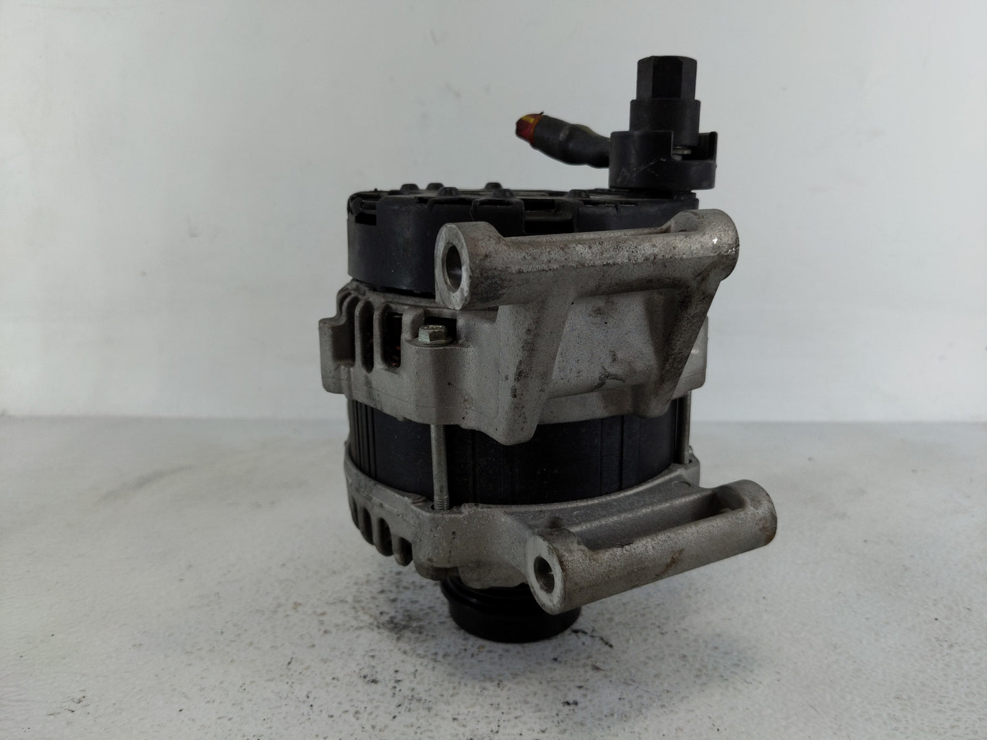 2019-2021 Chevrolet Malibu Alternator Replacement Generator Charging Assembly Engine OEM P/N:13534118 Fits Fits 2019 2020 20