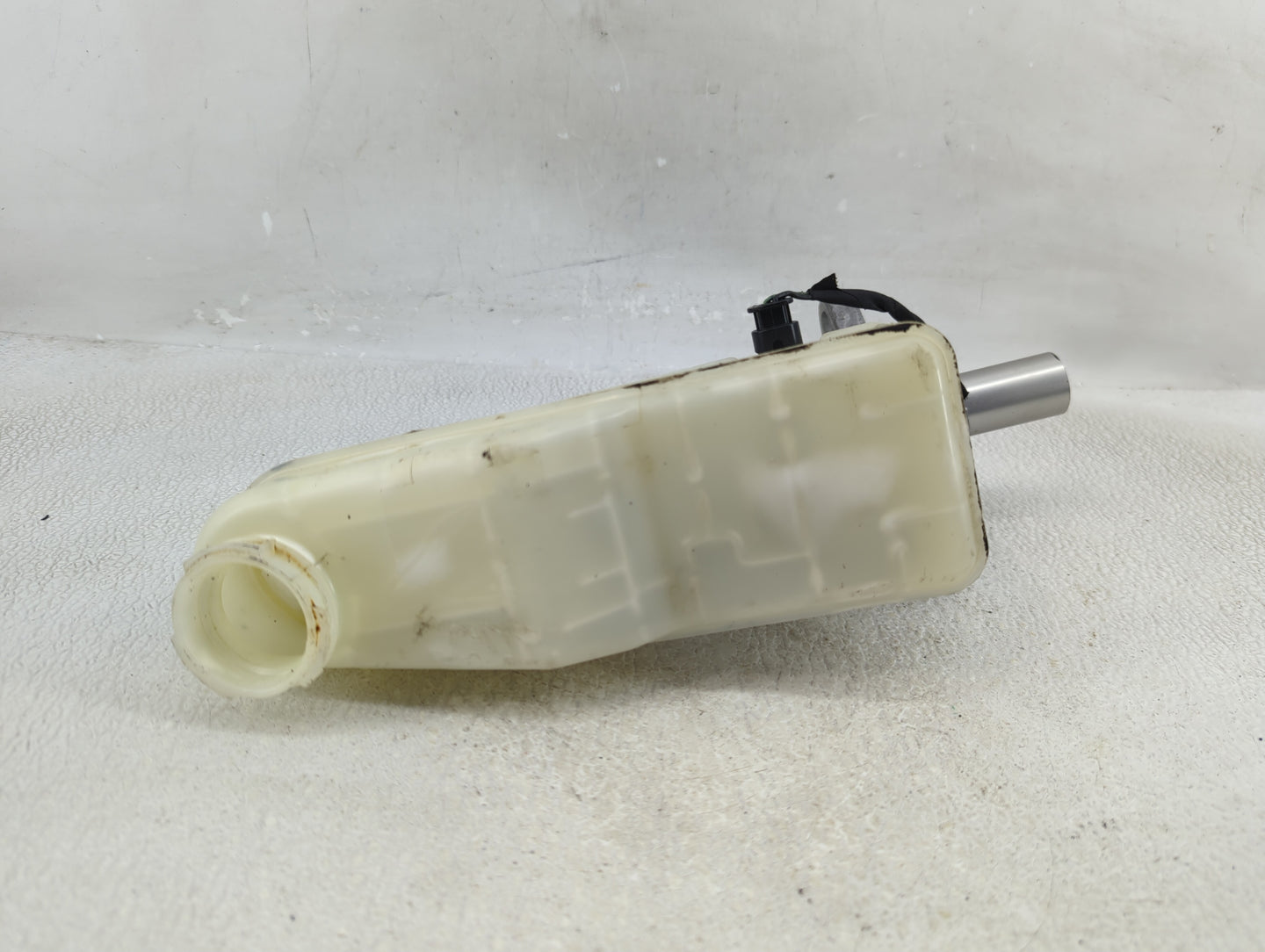 2016-2021 Chevrolet Malibu Brake Master Cylinder 1276541 - Oemusedautoparts1.com
